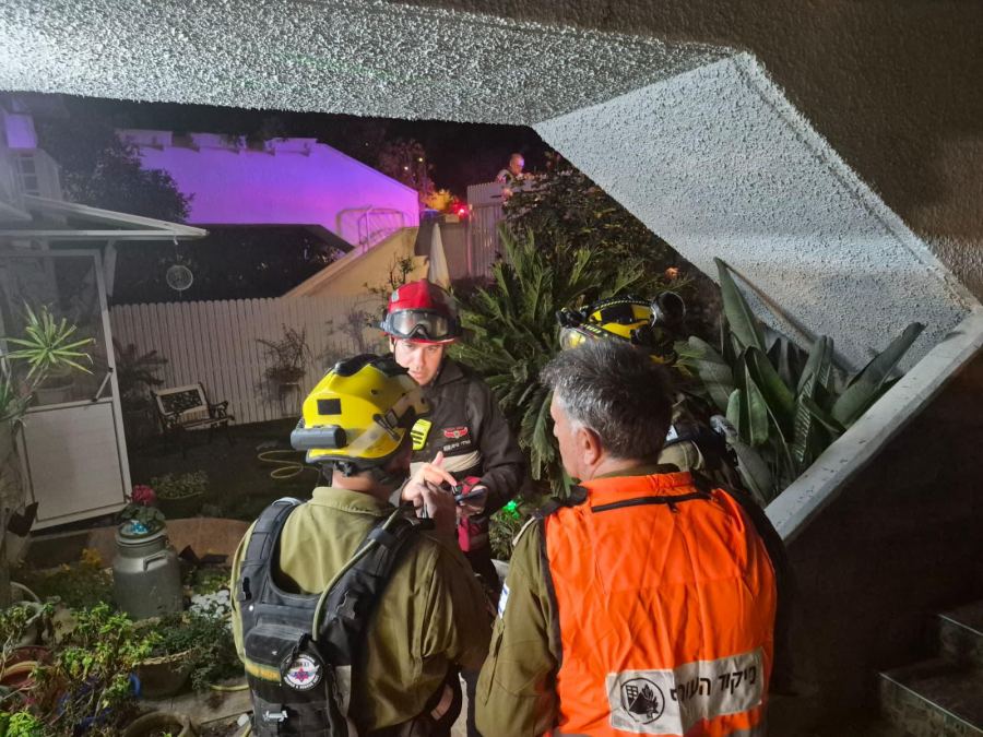 إصابة مباشرة لمنزل بكرمئيل وطواقم الاطفاء والانقاذ تعمل في المكان.